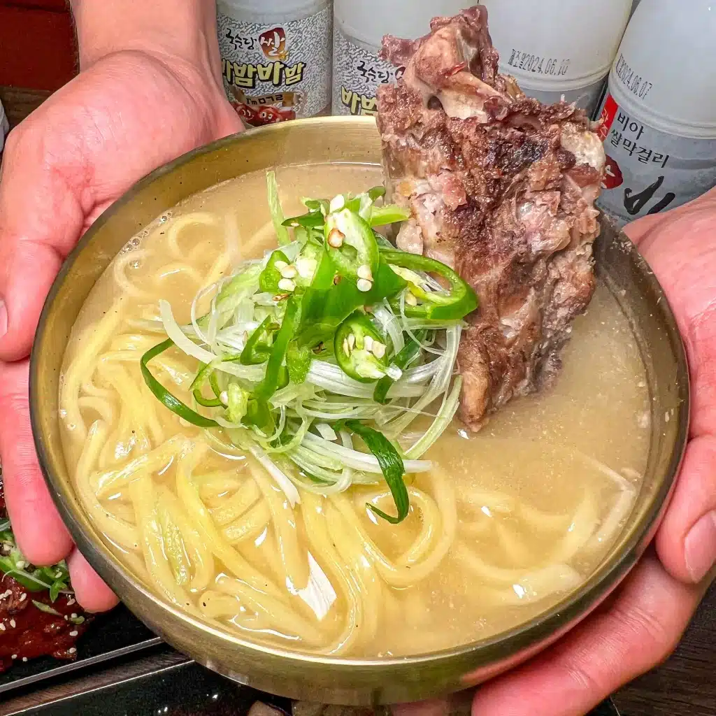 왕뼈칼국수